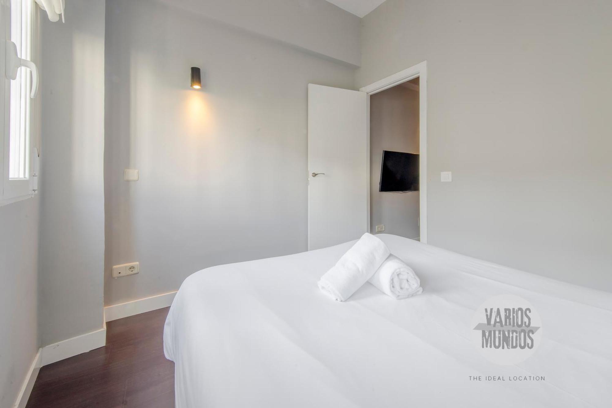 Sutil Elegancia Para 3, En Plaza De Chueca Madrid Exterior photo